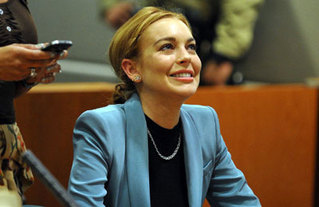 Линдсей Лоханы тэнсэн харгалзах ялыг хүчингүй болгожээ